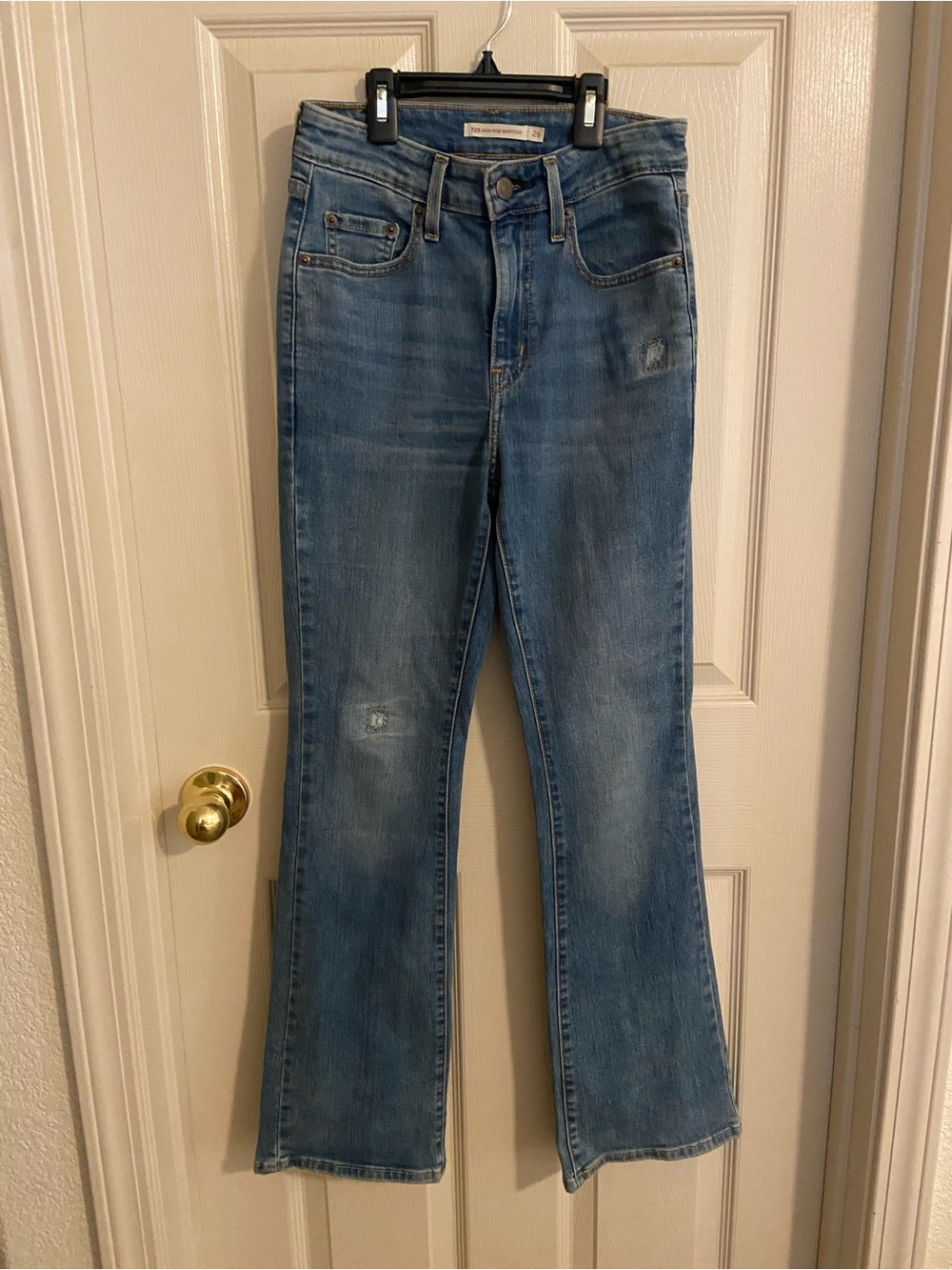 Levi’s 725 High-Rise Bootcut Jeans in Medium Blue size 26